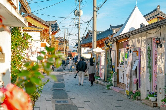 7 Highlights Gyeongju City One Day Small Group Tour from Busan - Cheomseongdae Observatory and Woljeonggyo Bridge: ending with the iconic views