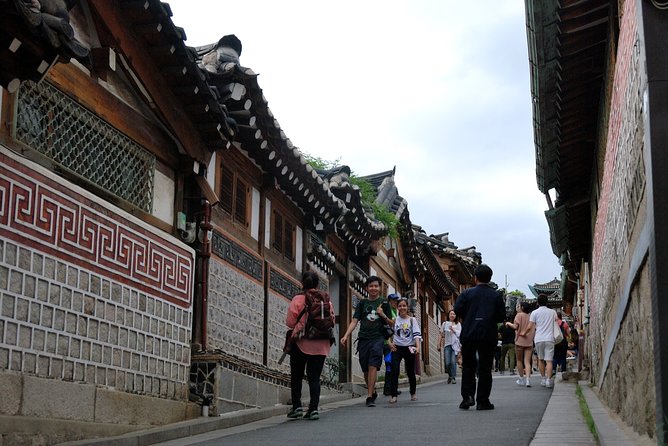 8 Hours Private tour with top attractions in Seoul - Gyeongbokgung Palace: What You’ll Learn and What Might Feel Tight