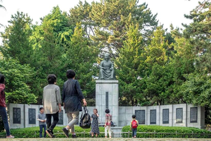 Busan: Haeundae 100-Minute Walking Tour - The Guide Factor: Kim Ingyu’s Storytelling Style