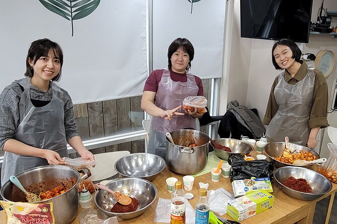 Busan Kkakdugi(Korean radish Kimchi) class with various options - The 3.5-hour rhythm: radish first, lunch in the middle