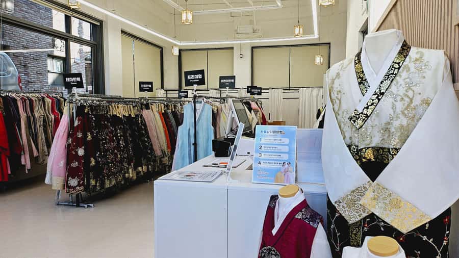 Changdeokgung Hanbok Experience at hanboknam - The free inner skirt that makes walking easier
