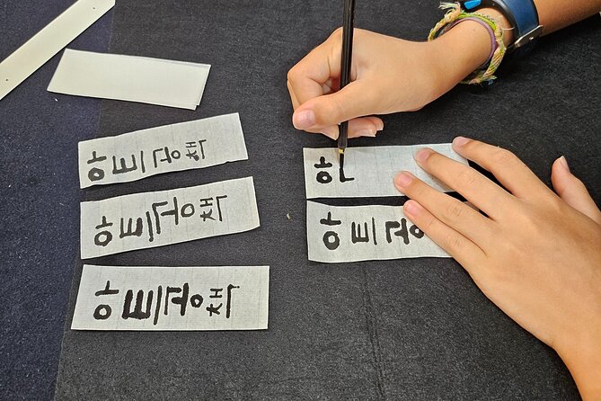 Create a Handmade Traditional Korean Notebook in Insadong - Choosing your thread color and folding the 15 sheets