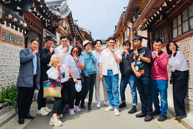 Customizable Seoul Private Tour Palaces Food and Markets - Your guide and van: what pickup really buys you in Seoul