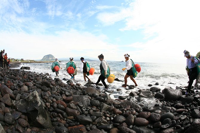 East Jeju Essentials – Seongsan Ilchulbong (UNESCO) & Haenyeo - Stop 5: Seongsan Ilchulbong (UNESCO) crater climb and viewpoints