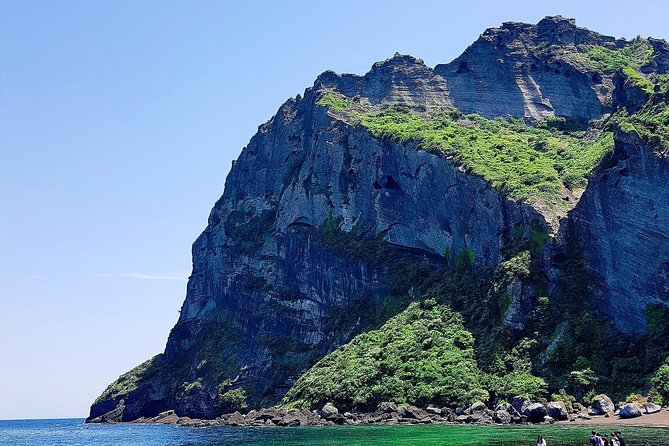 East Jeju Essentials – Seongsan Ilchulbong (UNESCO) & Haenyeo - Stop 6: Hamdeok Beach, soft sand and cozy café breaks