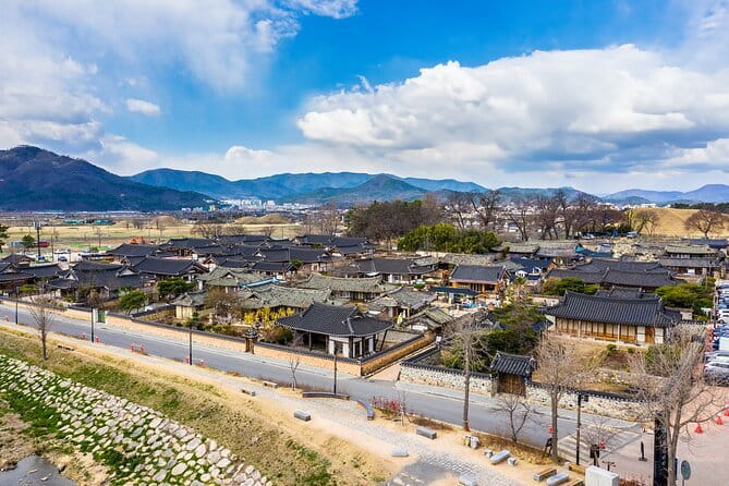 Echoes of Silla Gyeongju Historical Guided Day Tour from Busan - Daereungwon Royal Tomb Complex: 23 tombs and a guided way to read the grounds