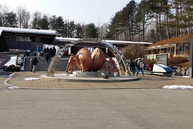 Full Day Private Tour DMZ (The 3rd Tunnel) & Suspension Bridge - Dora Observatory: the 3-floor museum feeling with real names attached