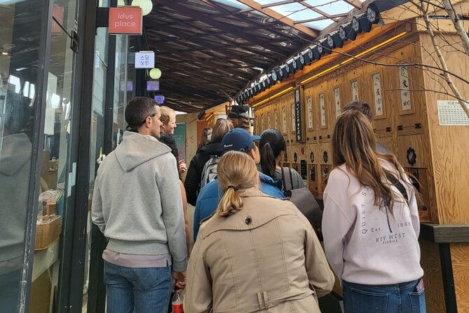 Gwangjang market Netflix Food Walking Tour with Insadong - Should You Book This Gwangjang Market and Insa-dong Tour?