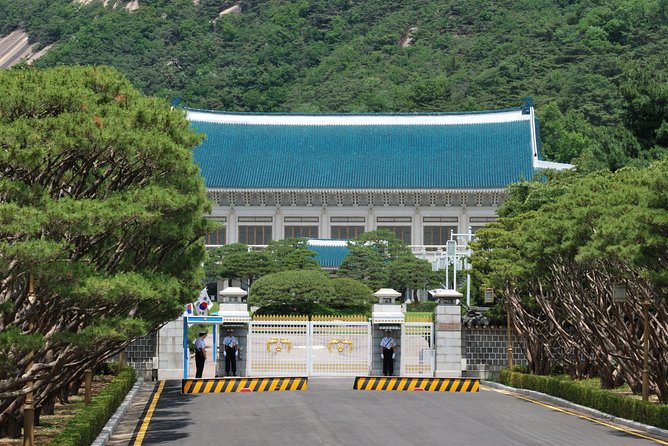 Gyeongbok Palace and Korean Folk Village Tour - How the pacing and walking level affect your comfort
