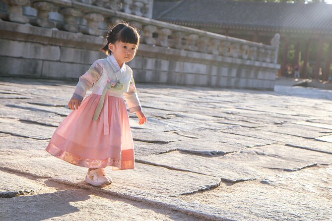 Gyeongbokgung palace family/group private photoshoot - Gyeongbokgung in Hanbok, guided like a real photo session