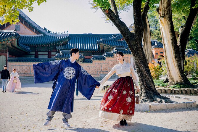 Gyeongbokgung palace,seoul with gigibebe hanbok rental - Rain, crowds, and the store on the 3rd floor