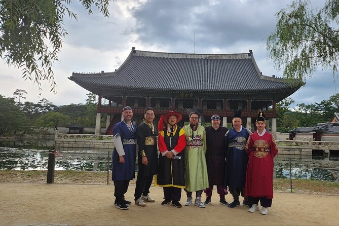 Half day Morning Seoul City Tour(Temple & Gyeongbok Palace) - Cheongwadae Sarangchae pass-by, plus a ginseng museum stop
