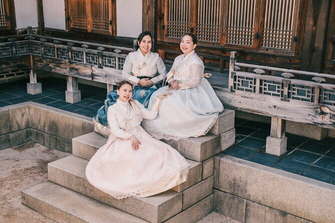 Hanbok Photoshoot and History Tour at Gyeongbokgung Palace - Group size, pacing, and how to get the shots you want