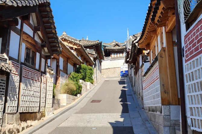 Highlights of Seoul Tour in Seoul: Deoksugung & N Seoul Tower - Deoksugung Palace and the Royal Guard Changing Ceremony