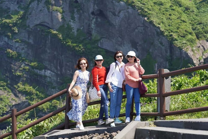 Jeju: Eastern Jeju UNESCO Spots Day Tour - Hamdeok Seoubong Beach: the day starts with color and breathing room
