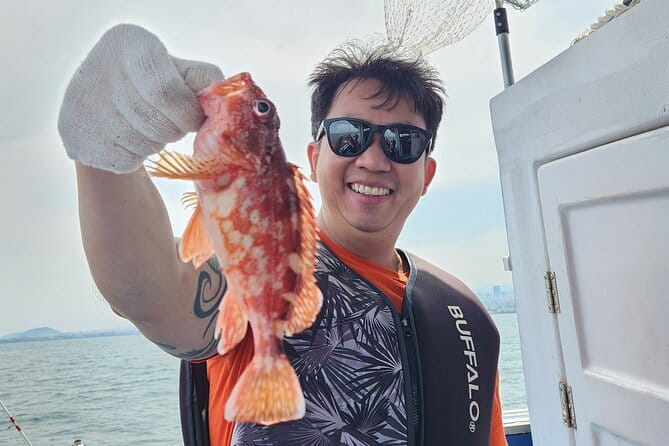 Jeju Hidden Gem Sea Boat Fishing Tour with Lunch - 현사포구 (Hyun sa-po) Fishing: Coaching Plus Coastline Views