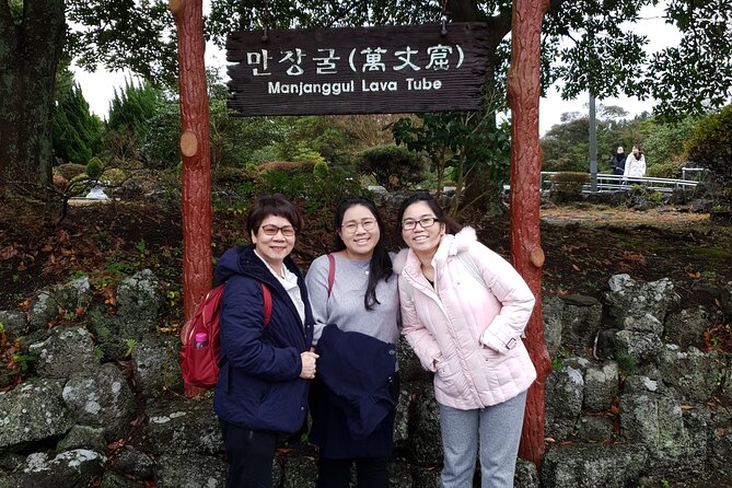 Jeju island Private Tour - UNESCO Day Tour & Haenyeo Performance - Price and logistics: what $175 per person really buys