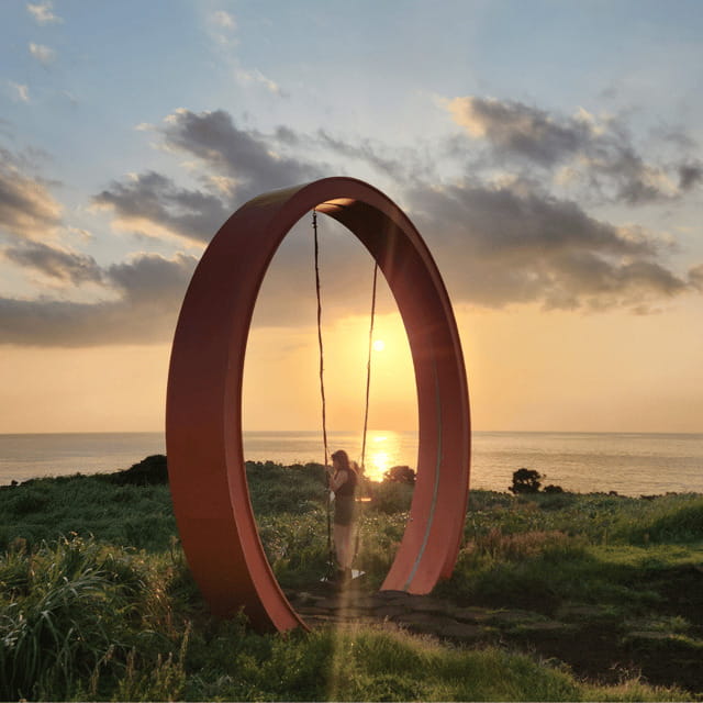 Jeju Island: Sunrise Guided Tour with Hotel Pickup - What to Bring for a Cold Sunrise (and a Comfortable Hike)