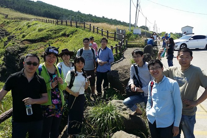 Jeju island: Van tour with a guide who the most loves JEJU - Stop 5: Hamdeok Beach for wide shallow water and easy time