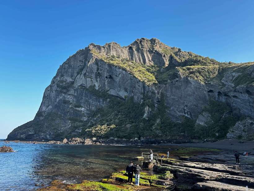 Jeju UNESCO Natural Heritage Private Tour by Certified Guide - Hamdeok Beach Break: A Simple Start That Sets the Tone