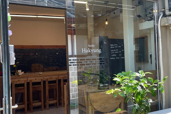 Kimchi class with Chef Hakyung near Gyeongbokgung place - Best for couples, small groups, and Seoul food nerds