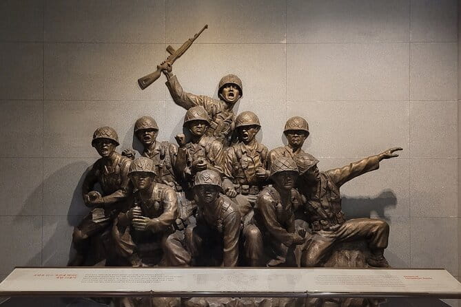 Korean War Memorial Private Guided Tour - Entering the Korean War Rooms I to III the right way