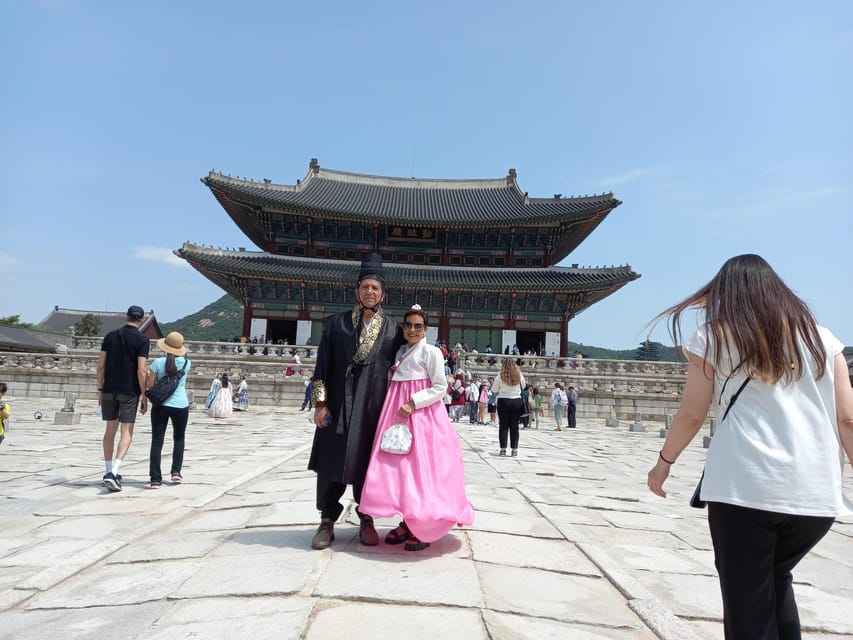 Layover tour to Gyeongbokgung-Folk Museum-Bukchon-Insadong - Jogyesa Buddhist temple and Insadong street, where the culture feels lived-in