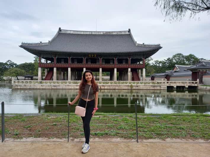 Layover tour to Gyeongbokgung-Folk Museum-Bukchon-Insadong - Gyeongbokgung Palace: more than gates and courtyards