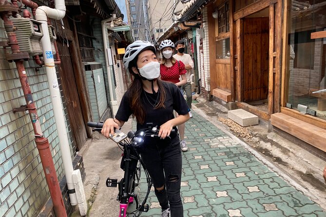 Market Food Tour & Evening E-bike Ride in Seoul - Bukchon Hanok Village, famous and hidden: photo stops with a hill helper