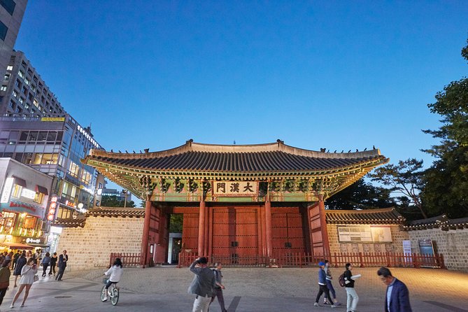 Moonlight Rainbow Fountain Show Night Tour in Seoul - Deoksugung Palace at Night: A Different Kind of Beautiful