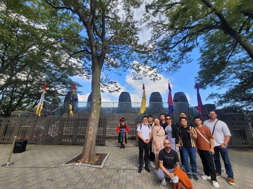 Private Van with English Speaking Guide in South Korea - English guide storytelling: food, history, and Seoul context