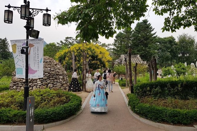Seoul City Walking Private Tour (3hours) - Insadong: art galleries, tea houses, and hanji shopping street energy