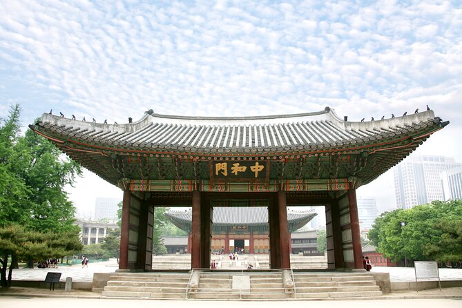 Seoul: Deoksugung Palace Night Tour - Why Deoksugung at night feels calmer and more meaningful