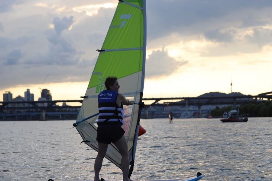 Seoul : Efoil Experience in Han River - What’s included: lockers, showers, life jacket, and gear