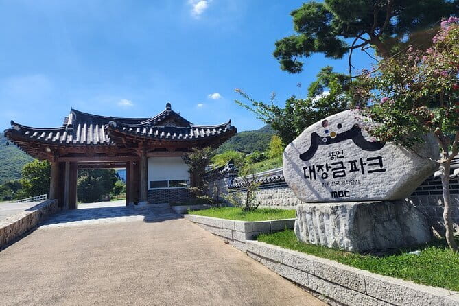 Seoul Food: Banchan, Bibimbap, and Beyond - Cheonggyecheon Stream, Where the Walking Feels Like a Break