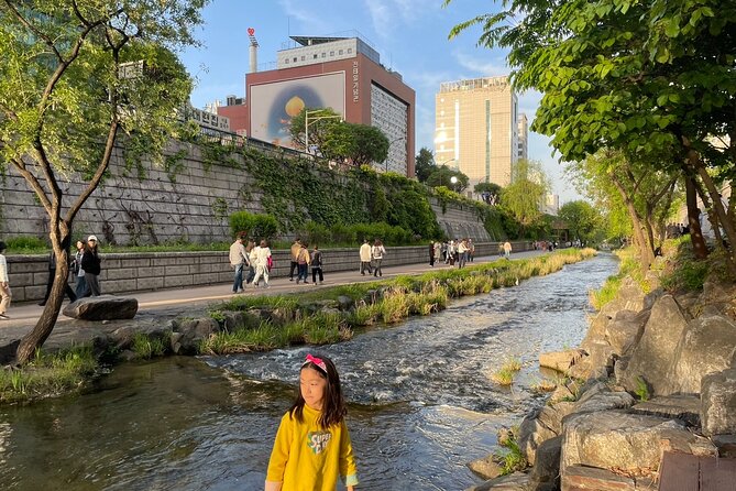 Seoul Fun Food Tour: 12 different food tastings - Stop 4: Ikseon-dong Hanok Streets, Tea or Coffee and a Sweet Finale