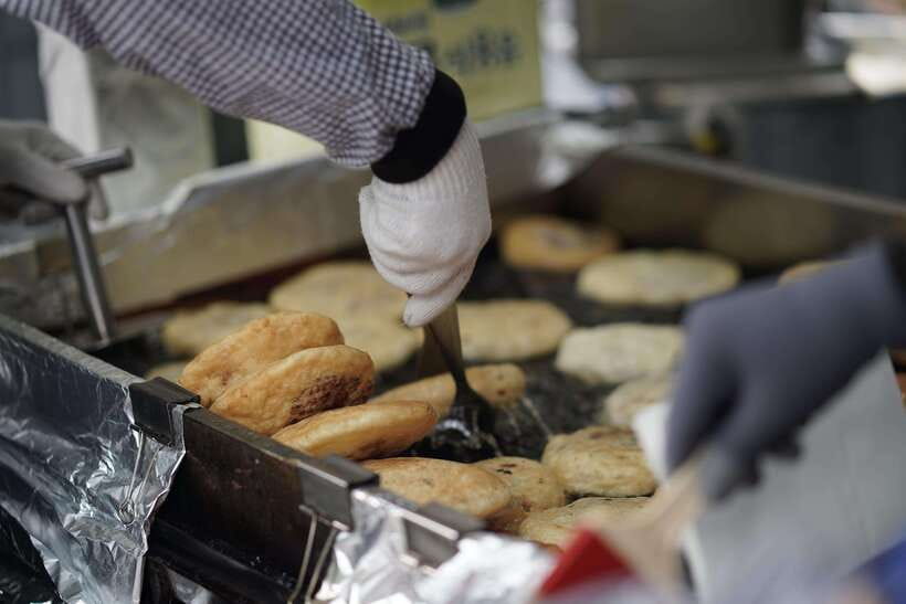 Seoul: Guided Street Food Tour at Namdaemun Market - Arts and Crafts Time Inside the Market