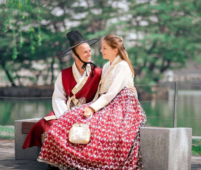 Seoul: Hanbok Rental with Gyeongbokgung Palace Entry - Picking from 1,500+ hanboks and getting dressed with staff help