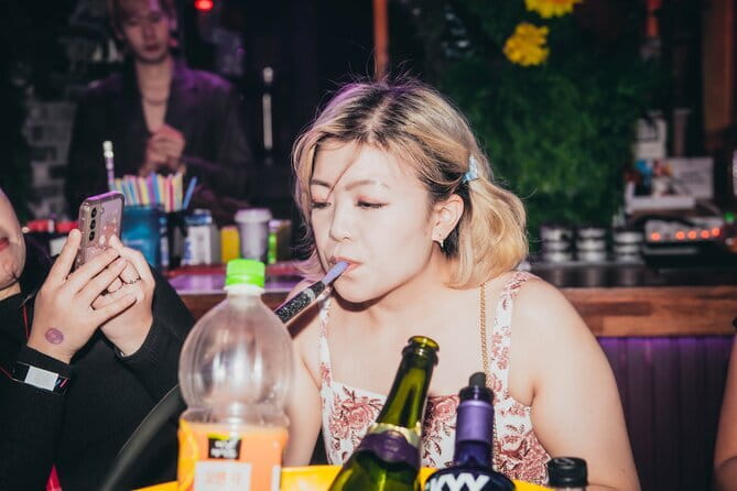Seoul: Hongdae Premium Pubcrawl with Open Bottles - The Group Size and Meeting New People Factor