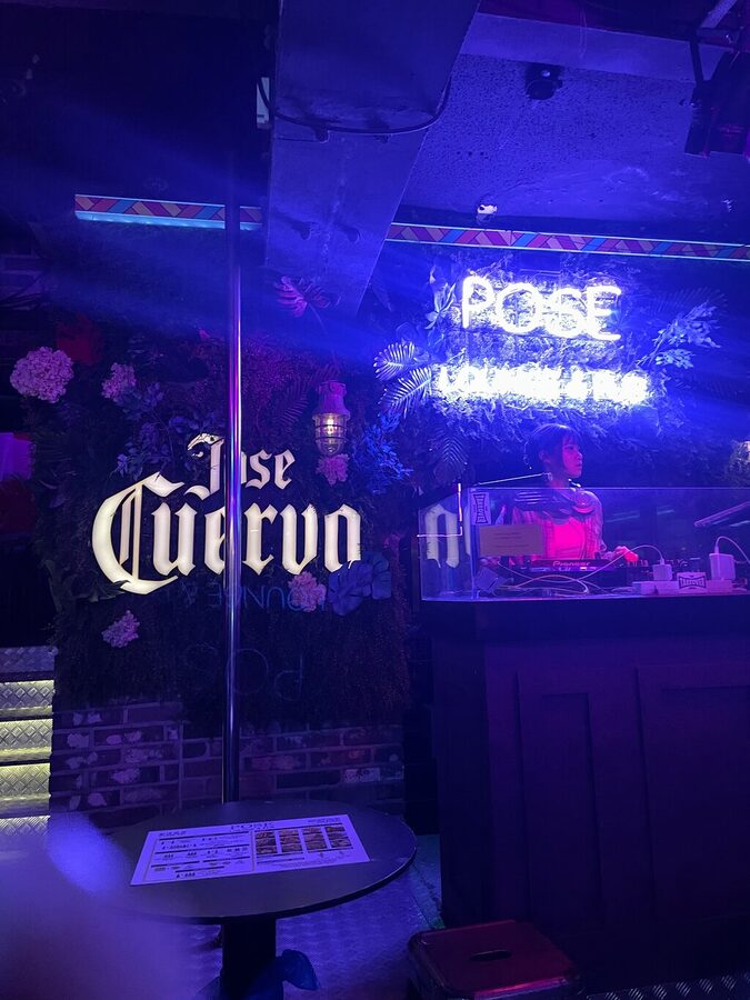 Seoul: Itaewon Premium Pub Crawl with VIP Bottle Service - Hosts matter: the social glue people keep praising