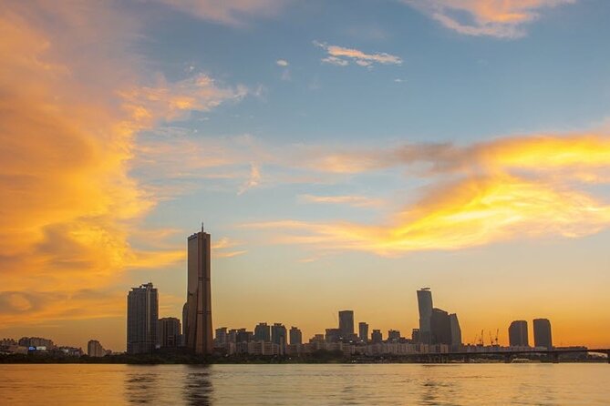 Seoul Night Tour with Han River Cruise and Gyeongbokgung Palace - Yeouido Hangang Park and the cruise: skyline, music, and photos