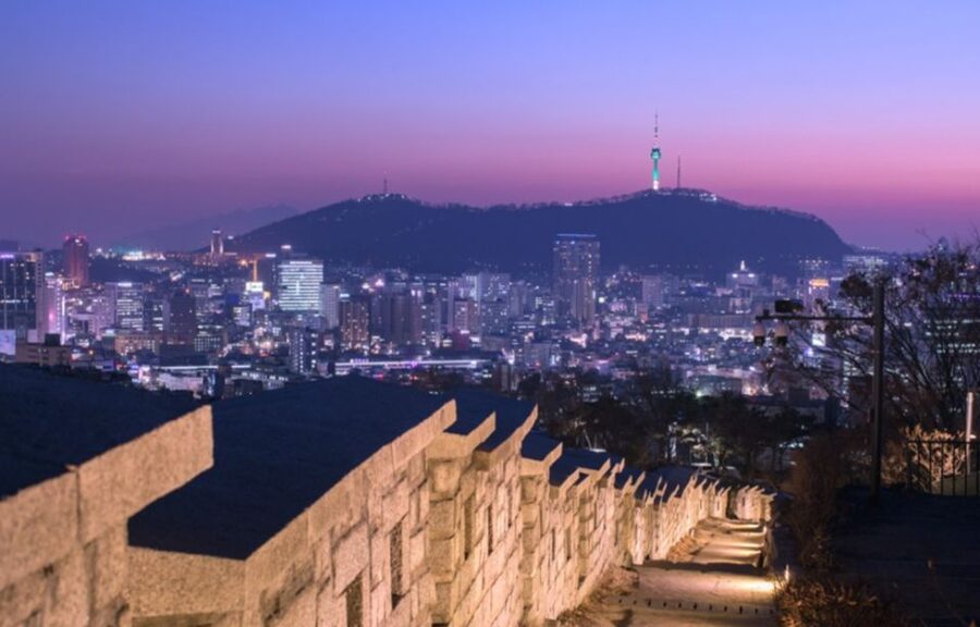 Seoul: Nighttime Tour of Palace, Market, Naksan Park & More - Pickup, Timing, and How the Evening Moves