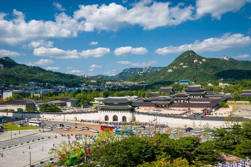 Seoul: Private Car Tour with Licensed Professional Guide - The 4-hour plan: Gyeongbokgung, Bukchon Hanok Village, Bugak Skyway