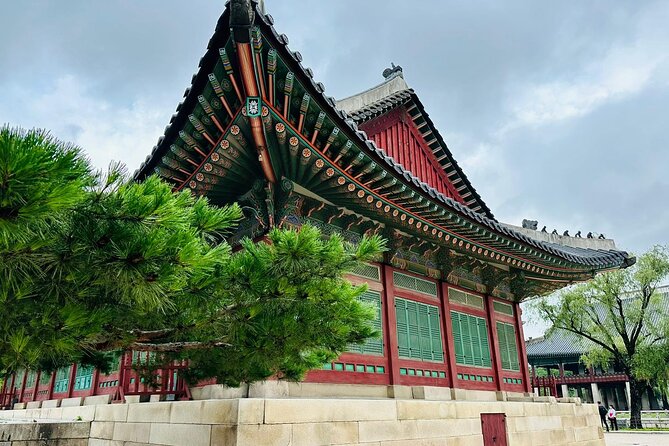 Seoul Private Tour with hidden gem of Seoul - Bukchon Hanok Village: A Quick Look at Living Joseon-Era Neighborhoods