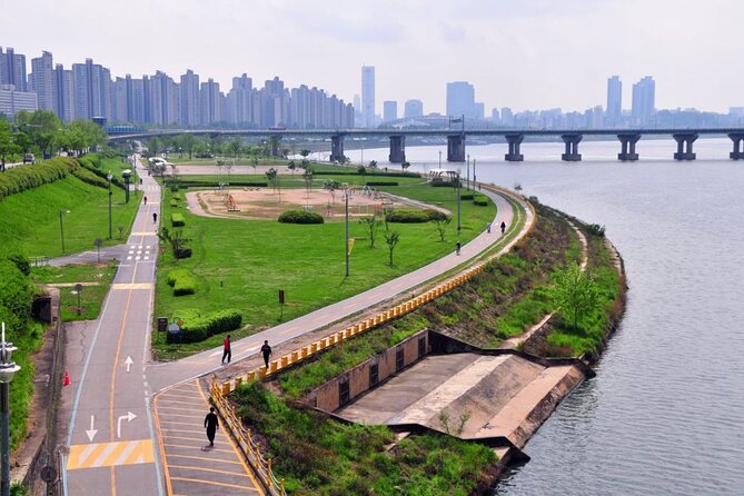 Seoul Self-Guided Audio Tour - From Cheonggyecheon Stream to DDP and Starfield Library: modern Seoul without the overwhelm