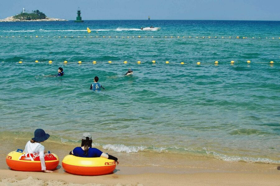 Seoul: Sokcho beach, market, hot spring and Seorak Cable Car - Sokcho Beach shoreline walk: warm sand and salty air