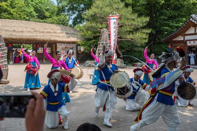 Seoul: Suwon Hwaseong, Folk Village, & Starfield Library - Hwaseong Haenggung: Joseon-era royalty with live shows