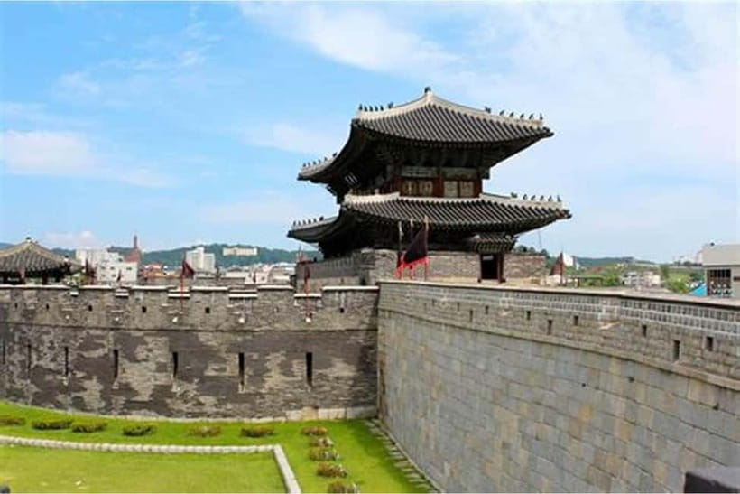 Seoul: Suwon Hwaseong, Folk Village, & Starfield Library - Guide quality and transport: why this day feels easy