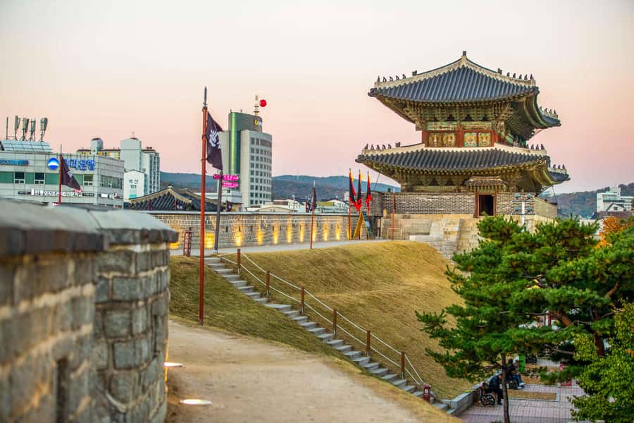 Seoul : Suwon Hwaseong Fortress+Starfield Library+Waujeongsa - UNESCO Hwaseong Fortress: 5.7 km of walls worth your legs