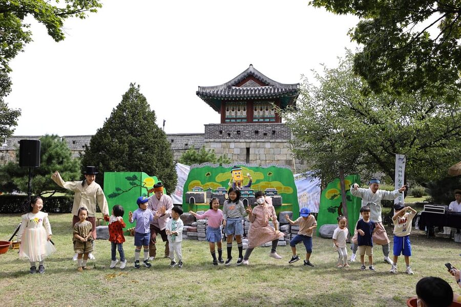 Seoul: The 62nd Suwon Hwaseong Cultural Festival Day Tour - The festival atmosphere: what you gain from guided pacing plus free time